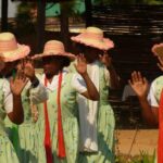 אזרחים בלבוש אותנטי בטיול בתפירה אישית למדגסקר