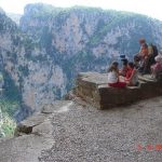טיול משפחות ביוון עם תצפית נוף הררית