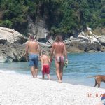 משפחה בחוף בטיול משפחות ביוון