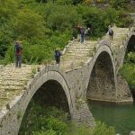 גשר מעל הנחל בטיול משפחות ביוון