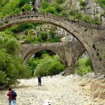 גשר עתיק - טיול משפחות ביוון