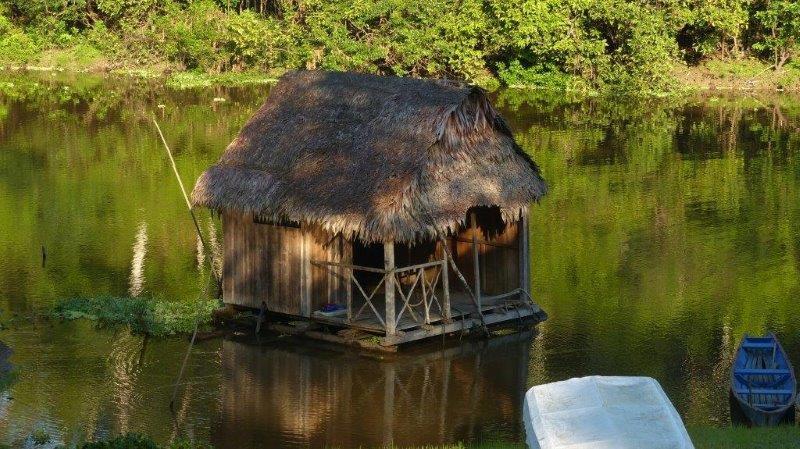 בית על נהר בפרו