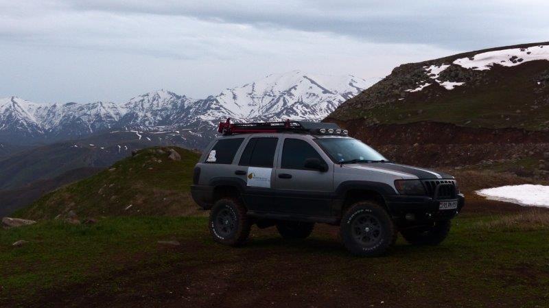 ג'יפ על רקע הר מושלג בארמניה