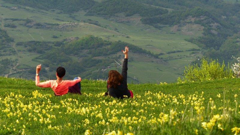 בנות יושבות על צלע הר בארמניה