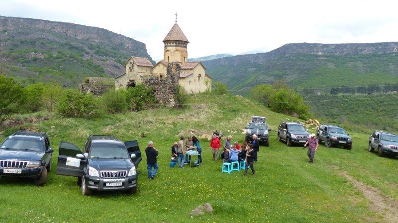 ג'יפים על רקע מבנה היסטורי בארמניה