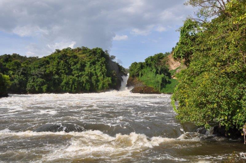 נהר עם זרימה חזקה באוגנדה